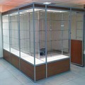 Стеклянные витрины для магазинов